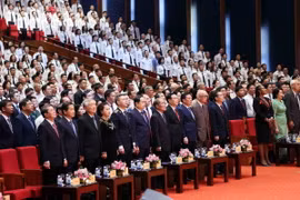 Các đại biểu thực hiện nghi lễ chào cờ tại Lễ Kỷ niệm 30 năm Thành lập Kiểm toán Nhà nước. (Ảnh: An Đăng/TTXVN)