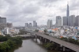 Đoàn tàu đầu tiên của tuyến Metro số 1 (Bến Thành-Suối Tiên) chạy thử nghiệm trên toàn tuyến - đoạn gần Nhà ga ngầm Ba Son, Thành phố Hồ Chí Minh. (Ảnh: Thanh Vũ/TTXVN)