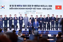Thủ tướng Phạm Minh Chính chứng kiến trao biên bản hợp tác giữa doanh nghiệp Việt Nam và Hàn Quốc. (Ảnh: Dương Giang/TTXVN)