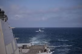 Tàu của hải quân Ukraine đi qua tàu khu trục USS Roosevelt (DDG 80) trong một cuộc tập trận trên Biển Đen. (Ảnh: AFP/TTXVN)