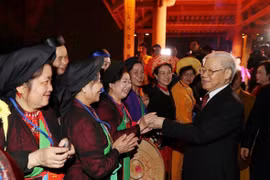 Tổng Bí thư Nguyễn Phú Trọng thăm hỏi và chúc Tết các văn nghệ sỹ (Hà Nội, 15/2/2018). (Ảnh: Trí Dũng/TTXVN)