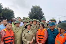 Bà Bùi Thị Minh Hoài, Bí thư Thành ủy Hà Nội (đứng giữa), trao đổi, động viên lực lượng xung kích phòng chống lũ tại huyện Quốc Oai. (Ảnh: Nguyễn Văn Cảnh/TTXVN)