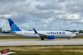Một máy bay của hãng hàng không United Airlines tại sân bay Miami, bang Florida, Mỹ. (Ảnh: AFP/TTXVN)