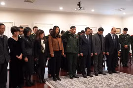 Cán bộ Đại sứ quán Việt Nam tại Canberra viếng Tổng Bí thư Nguyễn Phú Trọng. (Ảnh: Lê Đạt/TTXVN)