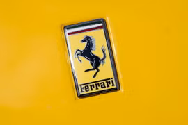 Biểu tượng nhà sản xuất ôtô Ferrari. (Ảnh: AFP/TTXVN)