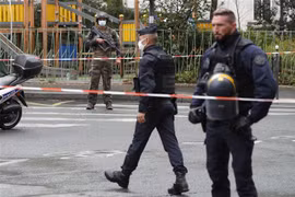 Cảnh sát Pháp phong tỏa hiện trường một vụ tấn công bằng dao ở thủ đô Paris. (Ảnh: AFP/TTXVN)