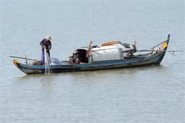 Ngư dân đánh bắt cá trên sông Mekong. (Ảnh: AFP/TTXVN)