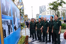 Các cựu chiến binh tham quan triển lãm ảnh có chủ đề Mặt trận Tổ quốc Việt Nam - lịch sử 90 năm vẻ vang được trưng bày tại công viên Lam Sơn. (Ảnh: Xuân Khu/TTXVN)