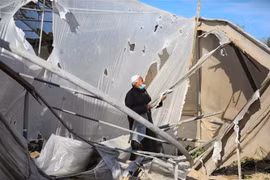 Cảnh đổ nát sau vụ không kích của Israel xuống thành phố Khan Younis, Nam Dải Gaza. (Ảnh: THX/TTXVN)