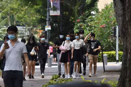Người dân đeo khẩu trang phòng lây nhiễm COVID-19 tại Singapore. (Ảnh: THX/TTXVN)