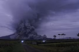 Núi lửa Semeru phun trào dung nham nóng chảy vào sáng 1/12. (Nguồn: Reuters)