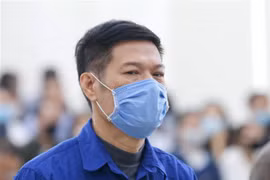 Bị cáo Nguyễn Nhật Cảm nghe Tòa tuyên án. (Ảnh: Doãn Tấn/TTXVN)