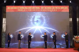 Các đại biểu thực hiện nghi thức khai mạc trực tuyến Hội chợ Kinh tế thương mại biên giới Trung-Việt (Hà Khẩu) lần thứ 20. (Ảnh: Hương Thu/TTXVN)