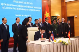 Phó Thủ tướng, Bộ trưởng Bộ Ngoại giao Phạm Bình Minh ký văn kiện phê chuẩn Hiệp ước bổ sung năm 2019 và Nghị định thư phân giới cắm mốc biên giới đất liền giữa Việt Nam và Campuchia. (Ảnh: Lâm Khánh/TTXVN)