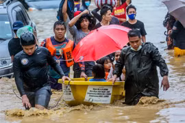 Lực lượng cứu hộ sơ tán người dân khỏi vùng ngập lụt do bão Vamco tại Manila, Philippines. (Ảnh: THX/TTXVN)