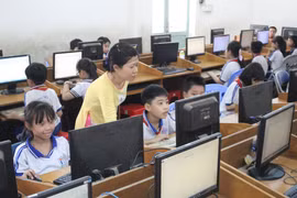 Giờ tin học của học sinh trường Tiểu học Tân Thông. (Ảnh: Xuân Anh/TTXVN)