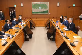 Thứ trưởng Ngoại giao kiêm đặc phái viên của Mỹ về vấn đề Triều Tiên Stephen Biegun (thứ 2, phải) trong cuộc hội đàm với Đặc phái viên Hàn Quốc về hòa bình trên bán đảo Triều Tiên Lee Do-hoon (thứ 2, trái) tại Seoul, ngày 8/7/2020. (Ảnh: YONHAP/TTXVN)