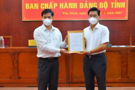 Bí thư Tỉnh ủy Nguyễn Thành Tâm (bên trái trong ảnh) trao quyết định và chúc mừng ông Nguyễn Mạnh Hùng giữ chức Phó Bí thư Tỉnh ủy. (Nguồn: baotayninh.vn)