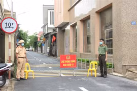 Huyện Thạch Hà đã lập 15 chốt kiểm soát dịch tại khu vực bệnh nhân sinh sống ở Tổ dân phố 6, thị trấn Thạch Hà. (Ảnh: Hoàng Ngà/TTXVN)
