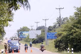 Công an lập chốt tại các xã, phường tiếp giáp của thủ đô Vientiane với các tỉnh lân cận. (Ảnh: Phạm Kiên/TTXVN)