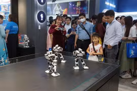Đại học quốc gia Thành phố Hồ Chí Minh tổ chức lễ ra mắt Chương trình đào tạo trí tuệ nhân tạo và công nghệ Robot. (Ảnh: Thu Hoài/TTXVN)