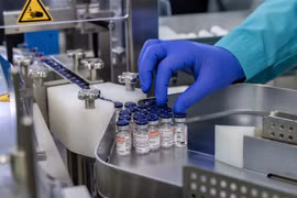 Dây chuyển sản xuất vaccine Sputnik V ngừa COVID-19 tại nhà máy dược phẩm ở Karaganda, Kazakhstan, ngày 22/12/2020. (Ảnh: THX/TTXVN)