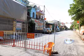 Triển khai chốt phòng dịch tại phường Tân Giang, thành phố Hà Tĩnh. (Ảnh: Công Tường/TTXVN)