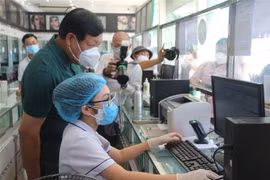 Thứ trưởng Bộ Y tế Đỗ Xuân Tuyên kiểm tra công tác phòng, chống dịch tại Bệnh viện đa khoa Thành phố Vinh, tỉnh Nghệ An. (Ảnh: Bích Huệ/TTXVN)