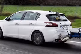 Một chiếc Peugeot 208 lắp thiết bị kiểm tra khí thải. (Nguồn: carsguide.com.au)