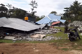 Hiện trường đổ nát sau vụ động đất có độ lớn 6,5 ở Ambon, đảo Maluku, Indonesia ngày 26/9/2019. (Ảnh: AFP/TTXVN)
