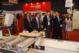 Các đại biểu tham quan VietnamWood 2017. (Ảnh: Hoàng Hải/Vietnam+)