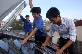 Kiểm tra thiết bị tạo nước ngọt từ nước biển bằng năng lượng Mặt Trời dùng cho sinh hoạt của quân và dân hải đảo tại Viện. (Ảnh: An Đăng/TTXVN)