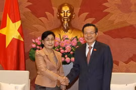 Phó Chủ tịch Quốc hội Phùng Quốc Hiển tiếp Chủ tịch Kiểm toán Nhà nước nước Lào Viengthong Siphandone. (Ảnh: Văn Điệp/TTXVN)