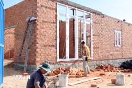  Thi công xây nhà cho hộ nghèo ở thôn Vụ Bổn, xã Phước Ninh (Thuận Nam, Ninh Thuận). (Ảnh minh họa: Công Thử/TTXVN)