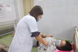 Kiểm tra sức khỏe cho người bệnh sốt xuất huyết Dengue tại Trung tâm Y tế thành phố Huế. (Ảnh: Mai Trang/TTXVN)