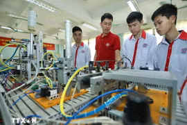 Giới thiệu mô hình tự động hóa cho sinh viên Lớp Điện tử Công nghiệp K13 của Trường Cao đẳng nghề Công nghệ cao Hà Nội. (Ảnh: Hoàng Hiếu/ TTXVN)