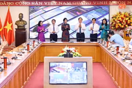 Trưởng Ban Tuyên giáo Trung ương Nguyễn Trọng Nghĩa, Tổng Giám đốc TTXVN Vũ Việt Trang cùng các lãnh đạo Ban Tuyên giáo Trung ương và TTXVN thực hiện nghi thức ra mắt Chuyên trang thông tin của TTXVN về bảo vệ nền tảng tư tưởng của Đảng, đấu tranh phản bác các luận điệu sai trái của các thế lực thù địch. (Ảnh: Minh Đức/TTXVN)