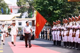 Thủ tướng Phạm Minh Chính đến thăm cán bộ, chiến sỹ Công an tỉnh Đắk Lắk. (Ảnh: Dương Giang/TTXVN)
