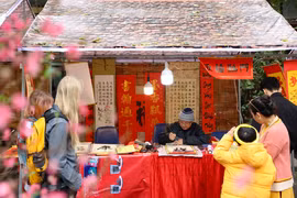 Không gian văn hóa Tết truyền thống trên phố bích họa Phùng Hưng, Hà Nội. (Ảnh: Thanh Tùng/TTXVN)