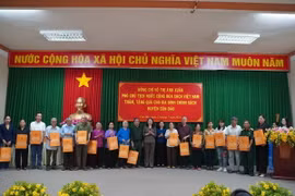 Phó Chủ tịch nước Võ Thị Ánh Xuân cùng Đoàn công tác tặng quà 76 đối tượng chính sách, người có công, cựu tù chính trị đang sinh sống trên địa bàn huyện Côn Đảo. (Ảnh: TTXVN phát)