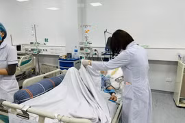 Bác sỹ theo dõi sức khỏe cho bệnh nhân. (Ảnh: BVCC)