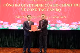 Trao Quyết định của Bộ Chính trị chuẩn y ông Hoàng Văn Nghiệm giữ chức Bí thư Tỉnh ủy Lạng Sơn, nhiệm kỳ 2020- 2025. (Ảnh: Văn Đạt/TTXVN)