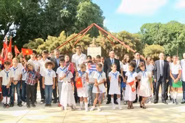 Anh hùng Cộng hòa Cuba Fernando González Llort – Chủ tịch ICAP, Phó Chánh án Tòa án Nhân dân tối cao Việt Nam Nguyễn Văn Tiến đang thăm chính thức Cuba, ông Lê Quang Long - Đại sứ Việt Nam tại Cuba cùng đông đảo người dân và học sinh địa phương tại lễ kỷ niệm 134 năm ngày sinh của Chủ tịch Hồ Chí Minh. (Ảnh: Mai Phương/TTXVN)