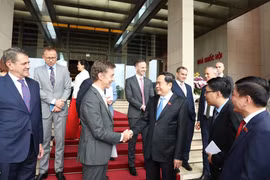 Chủ tịch Quốc hội Trần Thanh Mẫn với Đại sứ Liên minh châu Âu (EU) và các Đại sứ, Đại biện các nước thành viên EU tại Việt Nam. (Ảnh: Thống Nhất/TTXVN)