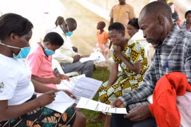 Các nhân viên y tế tiếp đón người dân đến khám sàng lọc bệnh lao ở Ntungamo, Uganda. (Nguồn: WHO)