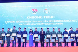 Bí thư Thành đoàn Hà Nội Chu Hồng Minh trao tặng giấy chứng nhận và quà cho 110 thanh niên tiêu biểu tình nguyện lên đường nhập ngũ năm 2024. (Ảnh: Minh Đức/TTXVN)