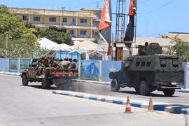 Binh sỹ Somalia tuần tra gần hiện trường vụ tấn công nhằm vào khách sạn ở Mogadishu, Somalia, ngày 15/3/2024. (Ảnh: AFP/TTXVN)