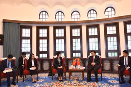 Tổng Giám đốc Thông tấn xã Việt Nam Vũ Việt Trang hội đàm với Xã trưởng Tân Hoa xã Phó Hoa. (Ảnh: Hải Yến/ TTXVN)