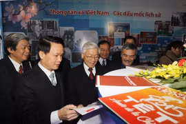 Tổng Bí thư Nguyễn Phú Trọng thăm gian trưng bày các ấn phẩm báo chí của Thông tấn xã Việt Nam tại Hội báo Xuân Ất Mùi 2015. (Ảnh: Trí Dũng/TTXVN)