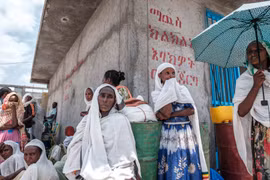 Người dân chờ được phát thực phẩm cứu trợ tại làng Baker, vùng Tigray, Ethiopia. (Ảnh: AFP/TTXVN) 